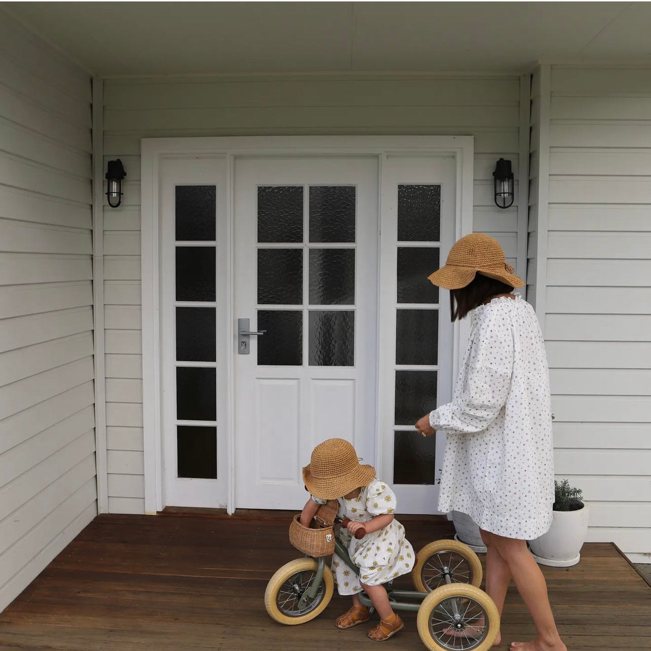mum and daughter in neutral straw hats by fini. the label